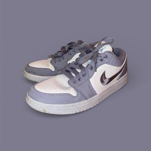 Size 7.5 Women’s Air Jordan 1 Low SE "Light Steel Grey" Pre-owned, No Box